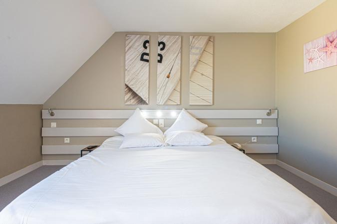 chambre avec lit double et décoration épurée - hotel le pouldu