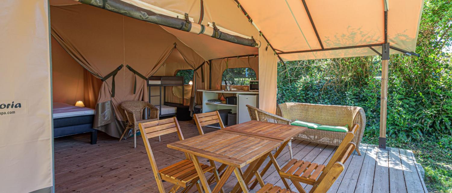 table en bois sur terrasse d'une tente lodge - hotel naeco audierne