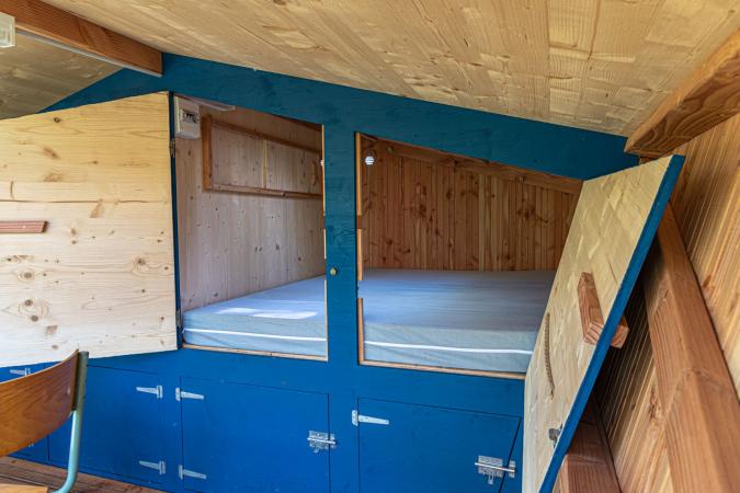 Chambre avec matelas double dans cabane en bois - hotel naeco audierne