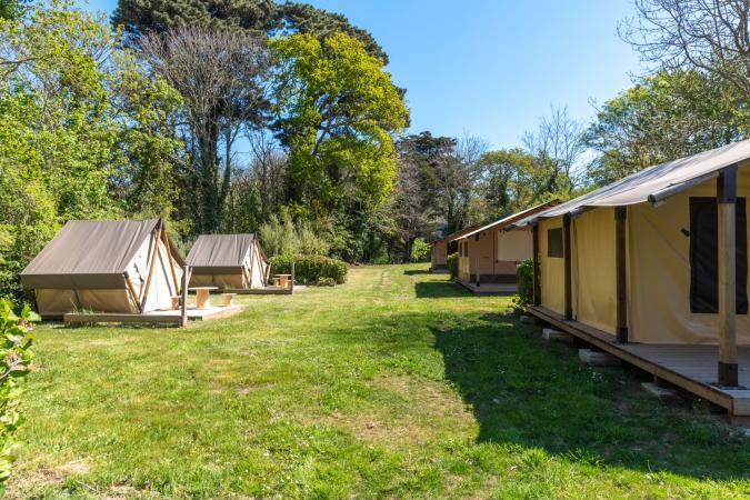 Terrain verdoyant avec tentes - hotel naeco audierne