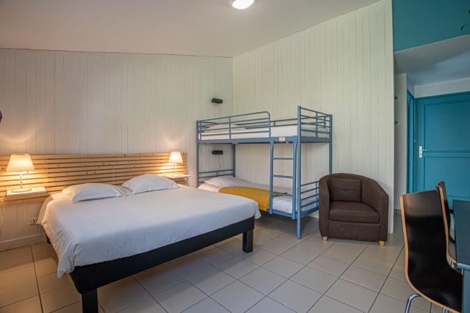 Chambre avec lit double et lit superposé - hotel naeco audierne