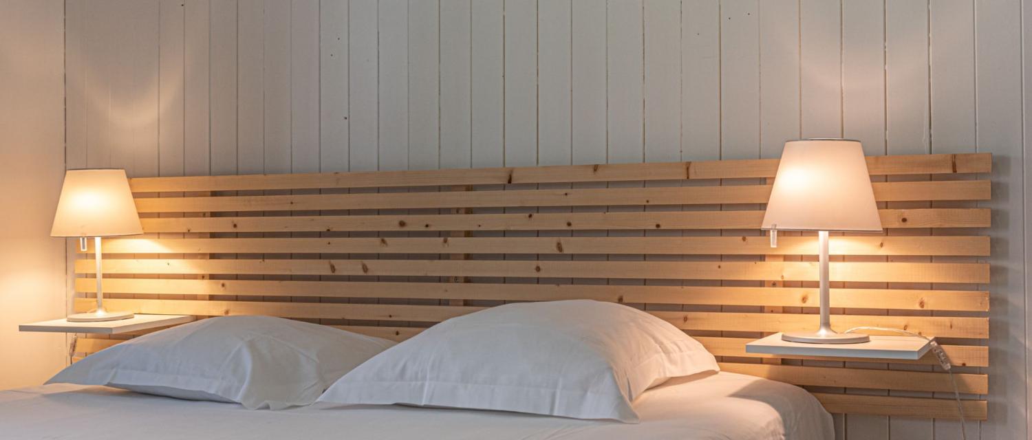 lit avec décoration épurée - hotel naeco audierne