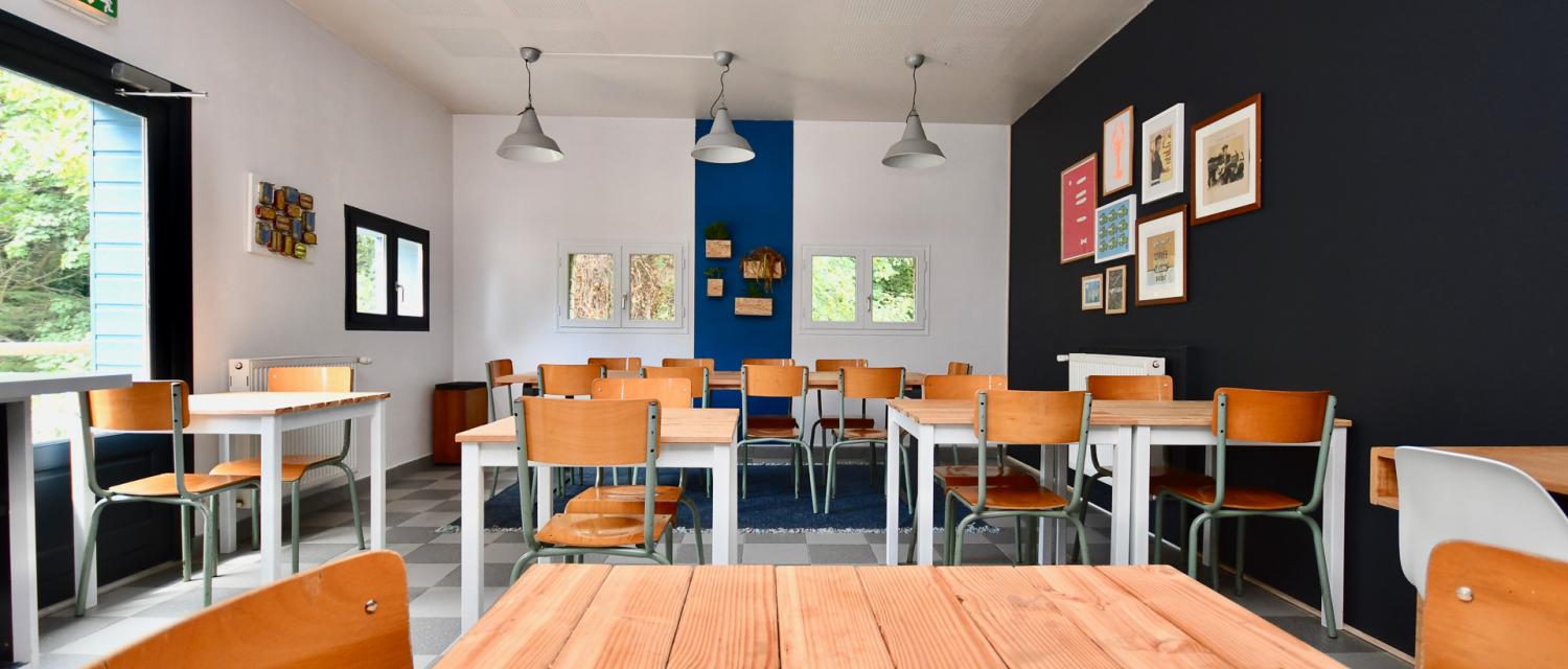 salle avec tables et chaises - hotel naeco audierne