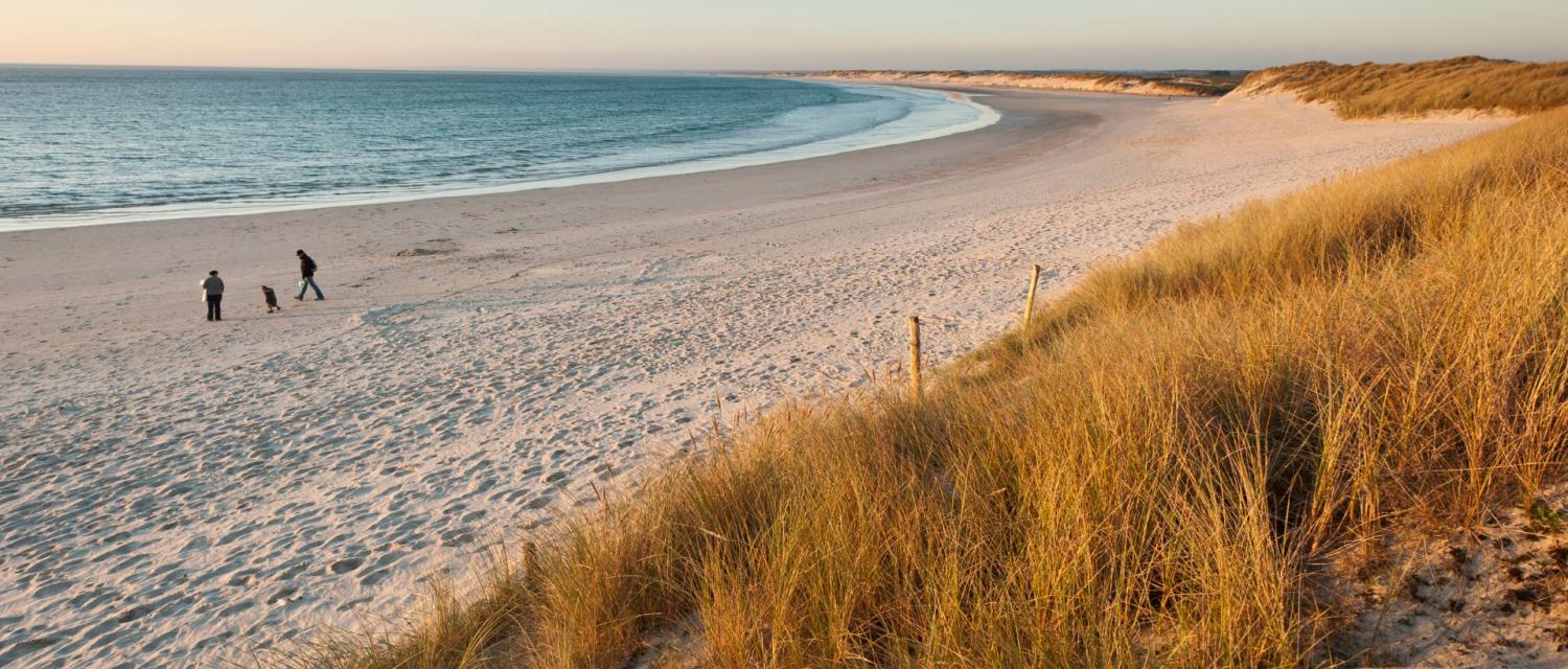 plage audierne au coucher de soleil - hotel le pouldu
