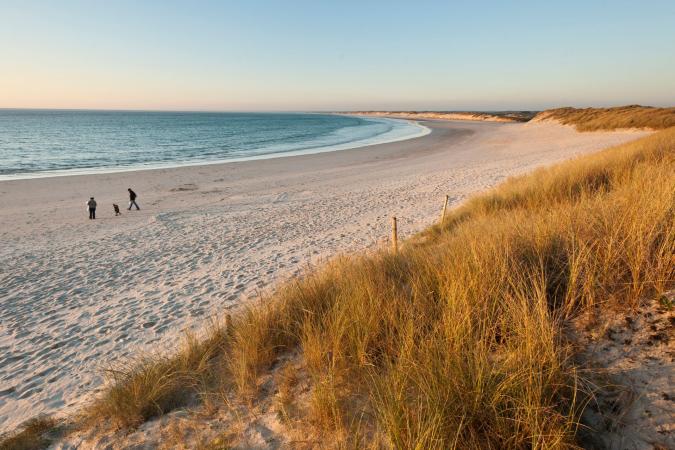 plage audierne au coucher de soleil - hotel audierne