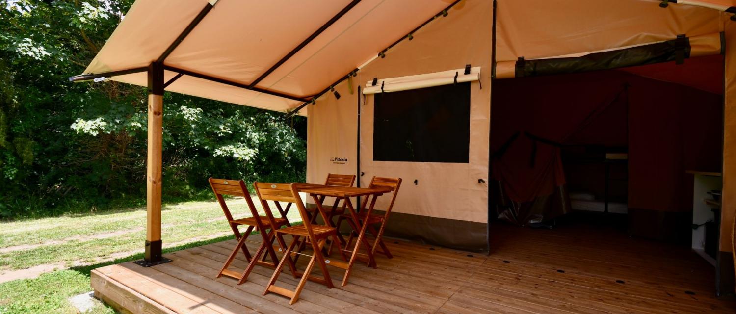 Cabane en bois avec terrasse et chaise en bois - hotel naeco le pouldu