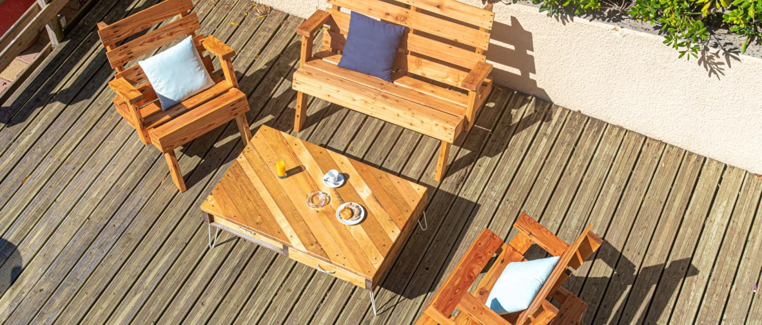 terrasse avec salon de jardin en bois - hotel le pouldu