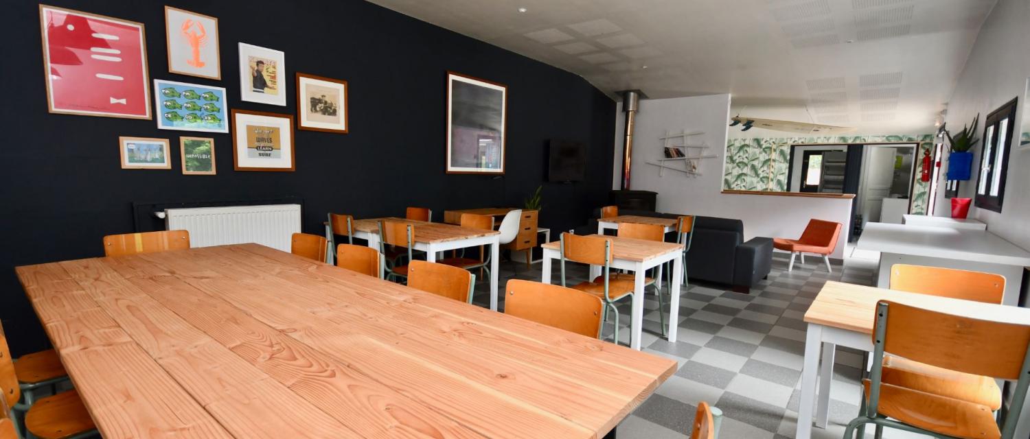 espace commun avec table et chaise - hotel morbihan