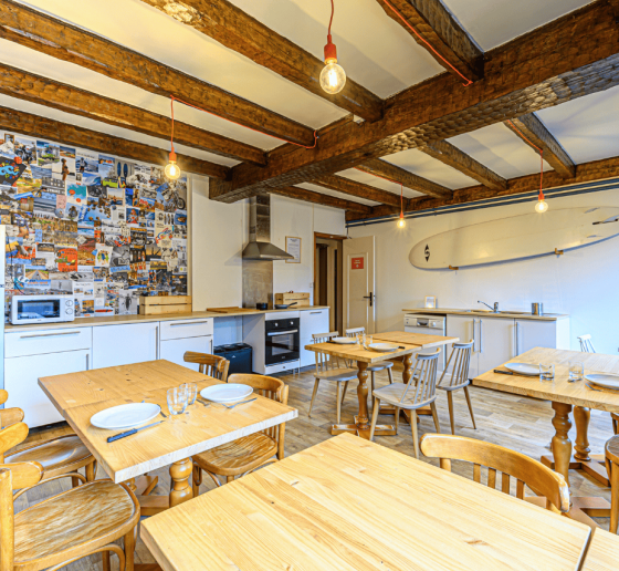 Cuisine commune Naéco Erdeven hostel morbihan surfcamp