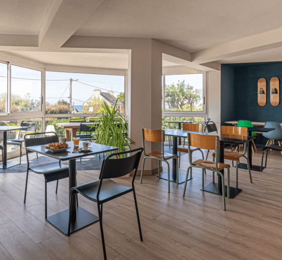 Salle commune de petit déjeuner naéco le pouldu